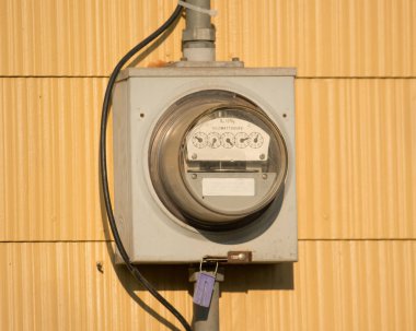 Bir evin elektrik sayacı kutusu.