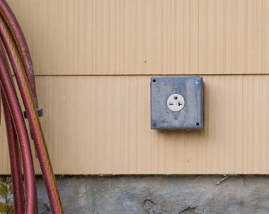 Evin dış tarafında 240 volt elektrik çıkışı var.