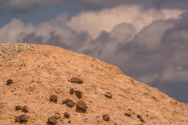Çorak Topraklar Ulusal Parkı - Çamurlu kaya tepeciklerinden oluşan güzel mavi gökyüzü ve kabarık beyaz bulutlar