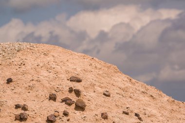 Çorak Topraklar Ulusal Parkı - Çamurlu kaya tepeciklerinden oluşan güzel mavi gökyüzü ve kabarık beyaz bulutlar