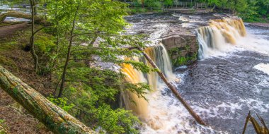 Michigan 'ın Yukarı Yarımadası' ndaki Kirpi Dağları Vahşi Yaşam Parkı 'nda güzel bir şelale. Pürüzsüz, sakin, akıcı bir su.