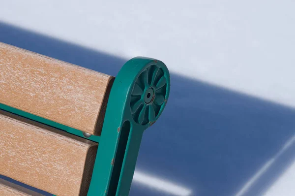 Public Green Wood Park Bench Shadow White Snow — Stock Photo, Image