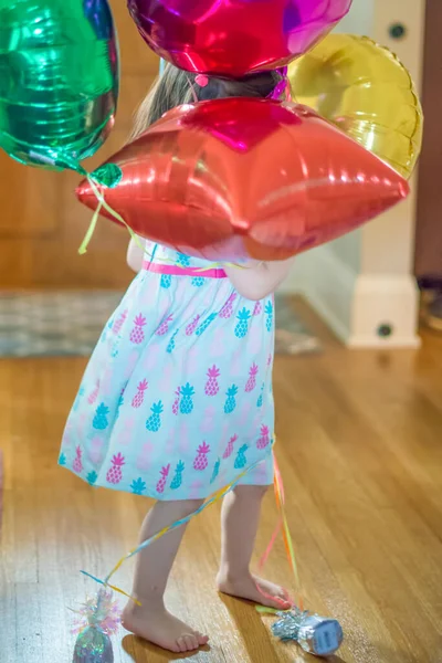 Klein Meisje Jurk Spelen Met Haar Kleurrijke Verjaardag Ballonnen — Stockfoto
