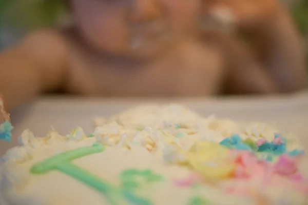 Ano Idade Começando Cavar Seu Bolo Esmagamento Primeira Festa Aniversário — Fotografia de Stock