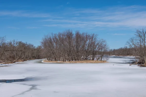 Uçsuz bucaksız St. Croix Nehri 'ndeki bir adanın geniş açılı manzarası sol kıyısında Wisconsin ve sağ kıyısında Minnesota - güzel mavi gökyüzüyle güneşli bir kış günü