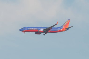 BLOOMINGTON, MINNESOTA / USA - NOVEMBER 1, 2013 - MSP yakınlarındaki Güneybatı Havayolları uçağı - Minneapolis / St. Paul Havaalanı kırmızı, mavi, sarı ve turuncu renklerle