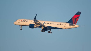 BLOOMINGTON, MINNESOTA / USA - 15 HAZİRAN 2015 - MSP yakınlarındaki Delta uçağı - Minneapolis / St. Paul Havaalanı beyaz, kırmızı ve mavi renklerle