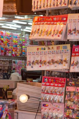 Güney Kore, Seul 'deki yüksek yaya trafiği alışveriş merkezinden ilginç bir dükkan.