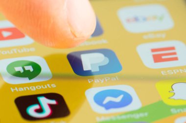 MINNEAPOLIS, MINNESOTA / USA - 25 Nisan 2019: Paypal uygulamasına ve uygulamasına erişmek için Apple i-phone kullanan kişi