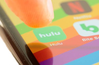 MINNEAPOLIS, MINNESOTA / USA - 25 Nisan 2019: Hulu uygulamasına ve uygulamasına erişmek için Apple i-phone kullanan kişi