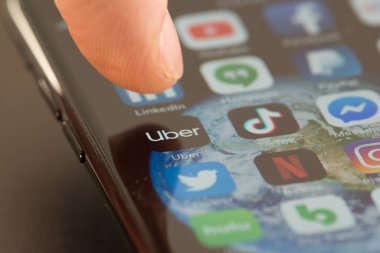 MINNEAPOLIS, MINNESOTA / USA - 25 Nisan 2019: Uber uygulaması / uygulamasına erişmek için Apple i-phone kullanan kişi