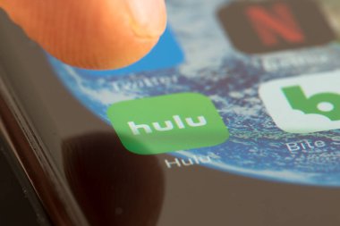 MINNEAPOLIS, MINNESOTA / USA - 25 Nisan 2019: Hulu uygulamasına ve uygulamasına erişmek için Apple i-phone kullanan kişi
