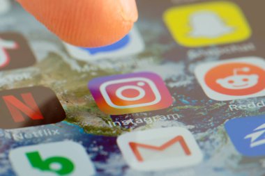 MINNEAPOLIS, MINNESOTA / USA - 25 Nisan 2019: Instagram uygulaması / uygulamasına erişmek için Apple i-phone kullanan kişi