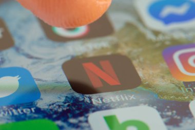 MINNEAPOLIS, MINNESOTA / USA - 25 Nisan 2019: Netflix uygulamasına ve uygulamasına erişmek için Apple i-phone kullanan kişi