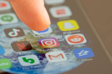 MINNEAPOLIS, MINNESOTA / USA - 25 Nisan 2019: Instagram uygulaması / uygulamasına erişmek için Apple i-phone kullanan kişi