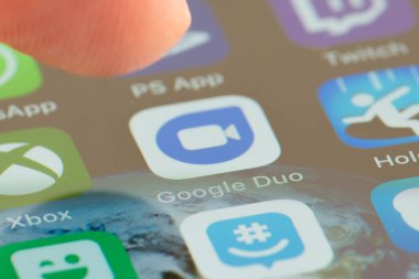 MINNEAPOLIS, MINNESOTA / USA - 25 Nisan 2019: Apple i-phone kullanarak Google İkili uygulamasına / uygulamasına erişen kişi