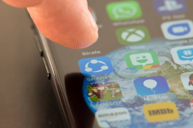 MINNEAPOLIS, MINNESOTA / USA - 25 Nisan 2019: Apple i-phone kullanarak Shareit uygulamasına / uygulamasına erişen kişi