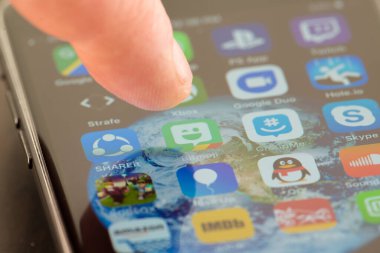 MINNEAPOLIS, MINNESOTA / USA - 25 Nisan 2019: Bitmoji uygulamasına / uygulamasına erişmek için Apple i-phone kullanan kişi