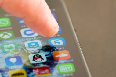 MINNEAPOLIS, MINNESOTA / USA - 25 Nisan 2019: Skype uygulaması / uygulamasına erişmek için Apple i-phone kullanan kişi