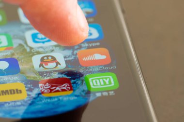 MINNEAPOLIS, MINNESOTA / USA - 25 Nisan 2019: Apple i-phone kullanarak SoundCloud uygulamasına ve uygulamasına erişen kişi