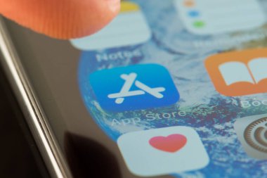 MINNEAPOLIS, MINNESOTA / USA - 25 Nisan 2019: App Store uygulamasına / uygulamasına erişmek için Apple i-phone kullanan kişi