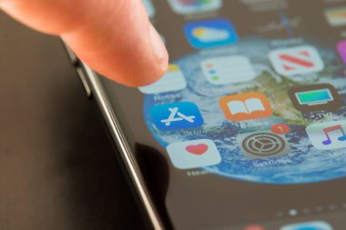 MINNEAPOLIS, MINNESOTA / USA - 25 Nisan 2019: App Store uygulamasına / uygulamasına erişmek için Apple i-phone kullanan kişi