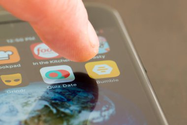 MINNEAPOLIS, MINNESOTA / USA - 25 Nisan 2019: Apple i-phone kullanarak Bumble uygulamasına / uygulamasına erişen kişi