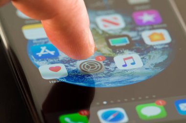 MINNEAPOLIS, MINNESOTA / USA - 25 Nisan 2019: Apple i-phone kullanarak Ayarlar uygulamasına / uygulamasına erişen kişi