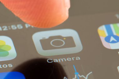 MINNEAPOLIS, MINNESOTA / USA - 25 Nisan 2019: Kamera uygulamasına / uygulamasına erişmek için Apple i-phone kullanan kişi