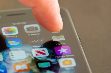 MINNEAPOLIS, MINNESOTA / USA - 25 Nisan 2019: Cüzdan uygulaması / uygulamasına erişmek için Apple i-phone kullanan kişi