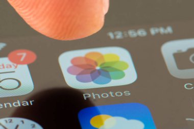 MINNEAPOLIS, MINNESOTA / USA - 25 Nisan 2019: Apple i-phone kullanarak Photos uygulamasına / uygulamasına erişen kişi