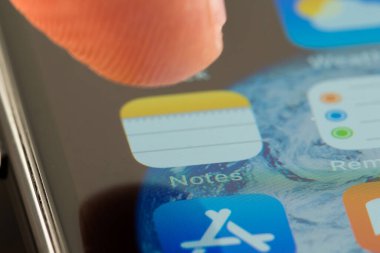 MINNEAPOLIS, MINNESOTA / USA - 25 Nisan 2019: Apple i-phone kullanarak Notlar uygulaması / uygulama / uygulamasına erişen kişi
