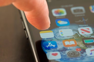 MINNEAPOLIS, MINNESOTA / USA - 25 Nisan 2019: Apple i-phone kullanarak Notlar uygulamasına / uygulamasına erişen kişi