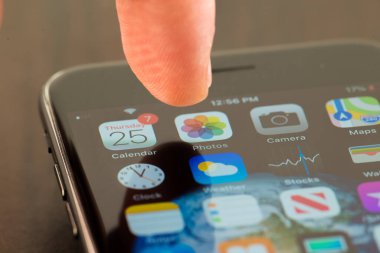 MINNEAPOLIS, MINNESOTA / USA - 25 Nisan 2019: Apple i-phone kullanarak Photos uygulamasına / uygulamasına erişen kişi