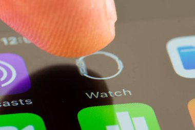 MINNEAPOLIS, MINNESOTA / USA - 25 Nisan 2019: Apple i-phone kullanarak Saat uygulamasına / uygulamasına erişen kişi