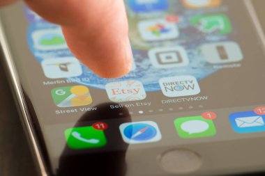MINNEAPOLIS, MINNESOTA / USA - 25 Nisan 2019: Apple i-phone kullanarak Etsy uygulaması / uygulamasında satışa erişen kişi