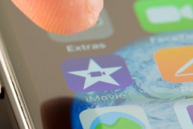 MINNEAPOLIS, MINNESOTA / USA - 25 Nisan 2019: iMovie uygulamasına ve uygulamasına erişmek için Apple i-phone kullanan kişi