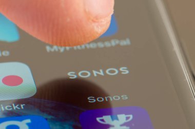 MINNEAPOLIS, MINNESOTA / USA - 25 Nisan 2019: Apple i-phone kullanarak Sonos uygulamasına / uygulamasına erişen kişi