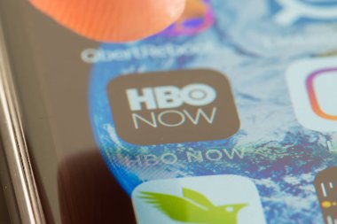 Minneapolis, Minnesota / Usa - 25 Nisan 2019: Hbo Now uygulamasına / uygulamasına erişmek için Apple i-phone kullanan kişi