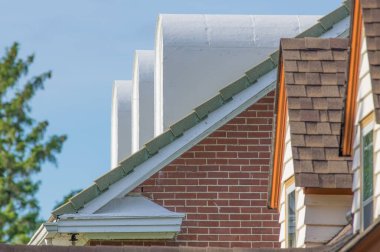 İki mahalleden üçgen ve oval mimari şekiller.