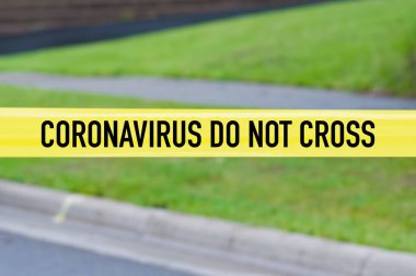 Coronavirus sarı uyarı şeridini sokak ve yeşil bahçeyle geçmez.