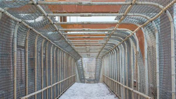 Prosto Ogrodzony Klatkowej Ścieżce Spacerowej Most Nad Międzystanową Śnieżny Zimowy — Zdjęcie stockowe