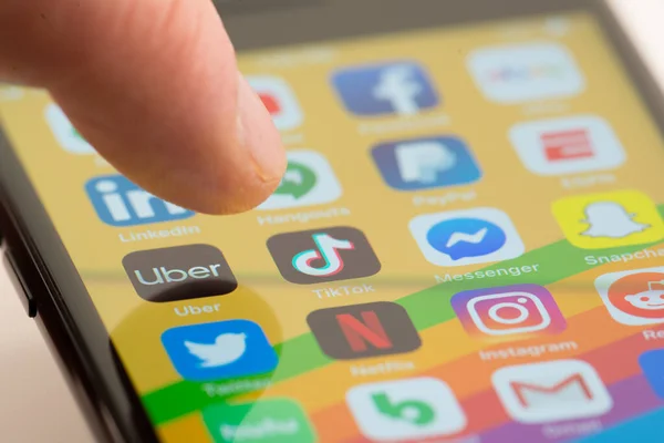 MINNEAPOLIS, MINNESOTA / USA - 25 Nisan 2019: TikTok uygulamasına / uygulamasına erişmek için Apple i-phone kullanan kişi