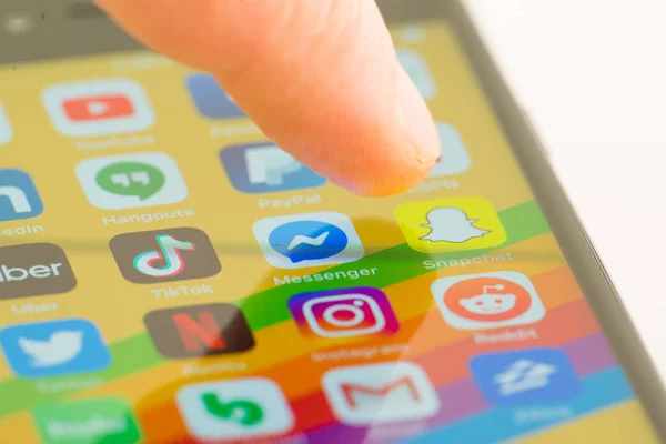 MINNEAPOLIS, MINNESOTA / USA - 25 Nisan 2019: Apple i-phone kullanarak Snapchat uygulamasına / uygulamasına erişen kişi