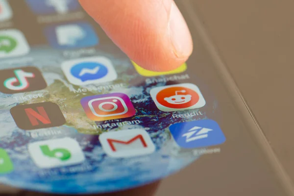 MINNEAPOLIS, MINNESOTA / USA - 25 Nisan 2019: Apple i-phone kullanarak Reddit uygulamasına / uygulamasına erişen kişi