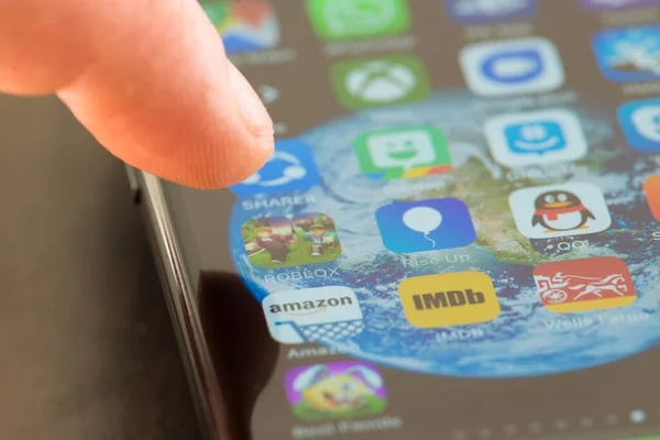Minneapolis Minnesota Usa Abril 2019 Persona Que Usa Phone Apple — Foto de Stock