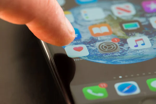 MINNEAPOLIS, MINNESOTA / USA - 25 Nisan 2019: Apple i-phone kullanarak Sağlık Uygulaması / Uygulamasına ve Uygulamasına erişen kişi