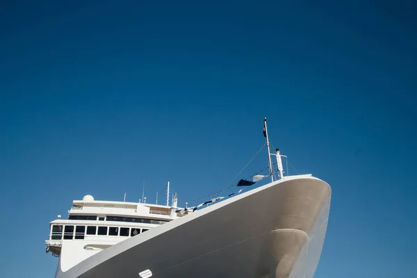 Die Front Eines Weißen Kreuzfahrtschiffes Vor Blauem Himmel — Stockfoto