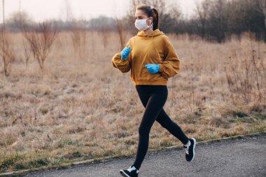 COVID-19 Pandemic Coronavirus kızı maskeli ve mavi eldivenli karantina sırasında dışarı çıktı.