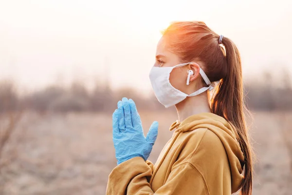 COVID-19 Pandemik Coronavirus Kızı Maskeli ve mavi eldivenli karantina sırasında
